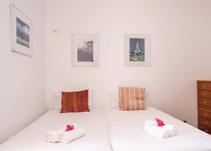 Daire Guestready - A Beautiful Sight Over The Sea *